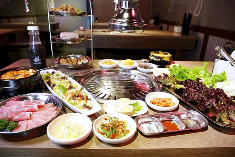 台中 | 五花肉 KR mini 正統韓國炭火烤肉 小菜多樣無限暢吃 玉米鬚茶和韓國咖啡隨你吃