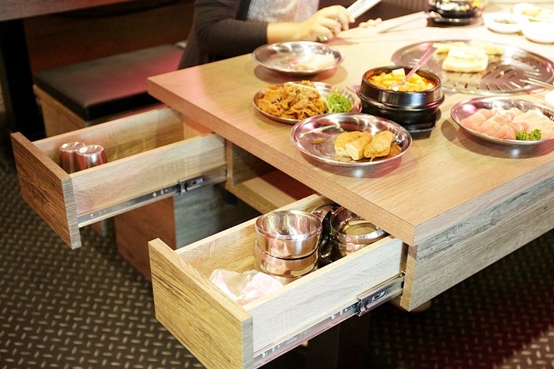 台中 | 五花肉 KR mini 正統韓國炭火烤肉 小菜多樣無限暢吃 玉米鬚茶和韓國咖啡隨你吃