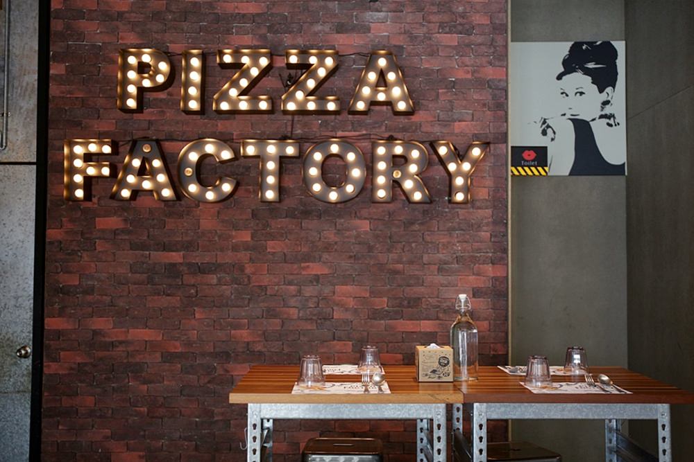 豐原平價披薩 披薩工廠豐原店 芒草打造秋天氛圍花牆隱身在貨櫃工業風 還有酥脆炸雞