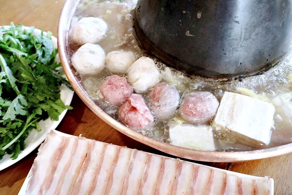 東北酸菜鍋 有煙囪的木炭銅鍋讓湯頭更香醇 白肉先燙去雜質油脂 豬肉饀餅滿飽必點