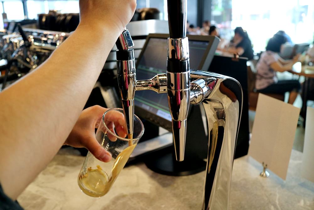 星巴克大英店 台中唯一典藏氮氣冷萃咖啡 看到價格會倒退三步 有著啤酒泡泡綿密口感 摩登典藏吧台門市