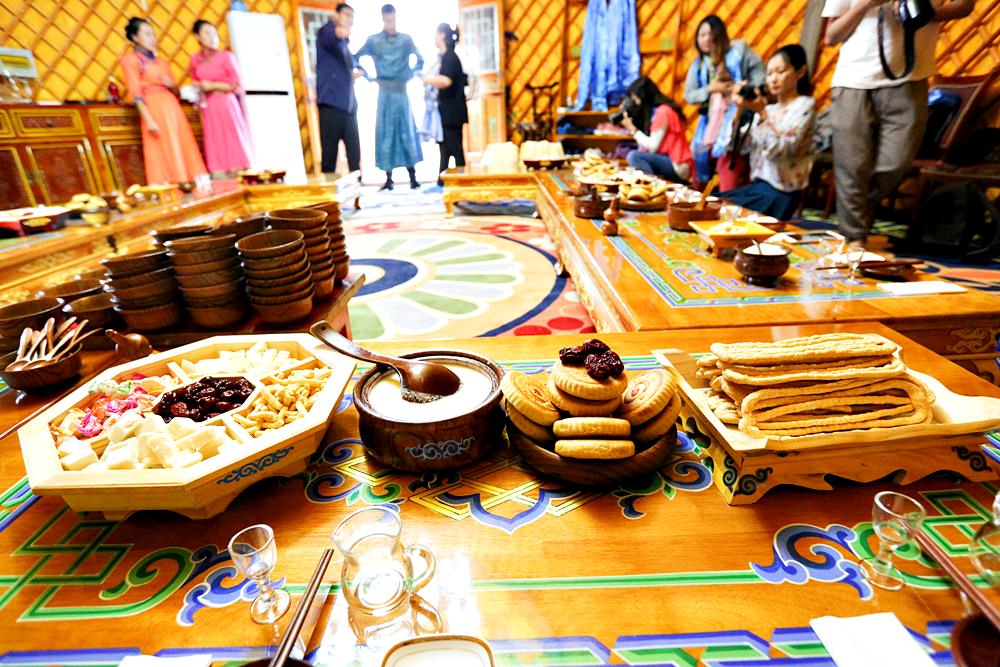 內蒙古旅遊 來去蒙古包大口吃肉大碗喝酒 還有歌聲不斷酒不斷的蒙式勸酒全體驗