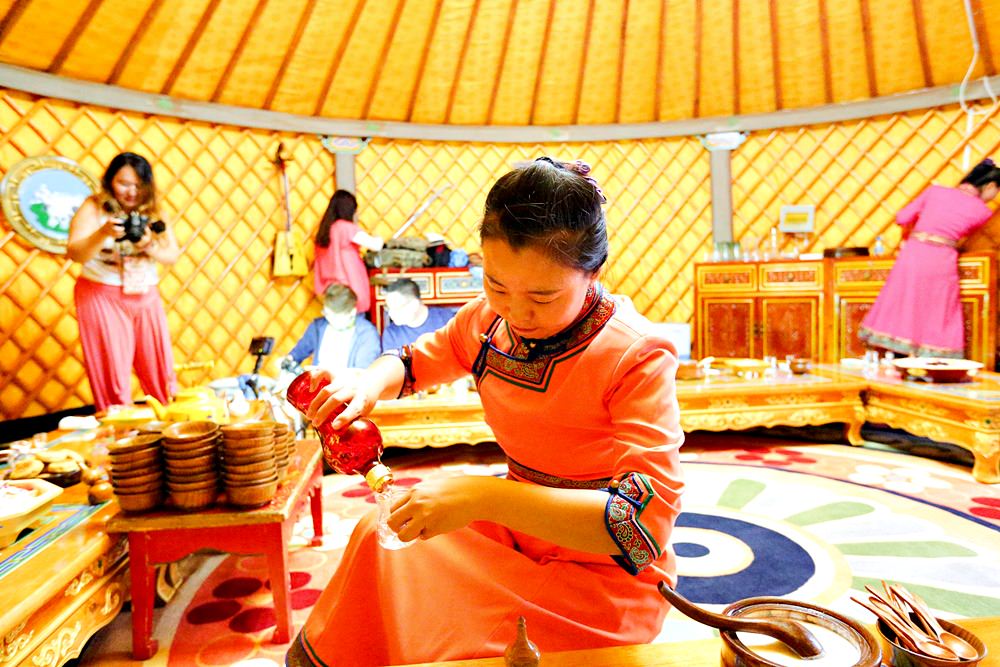 內蒙古旅遊 來去蒙古包大口吃肉大碗喝酒 還有歌聲不斷酒不斷的蒙式勸酒全體驗