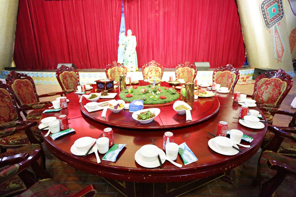 鄂爾多斯草原景區VIP用餐體驗 午宴欣賞傳統婚禮 晚宴穿蒙古宮廷服飾吃詐馬宴