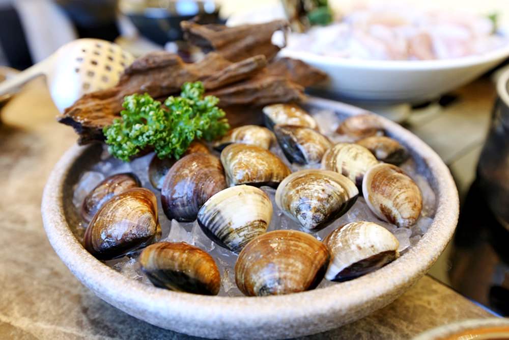 澳們打邊爐 用籌碼點餐很有賭場fu 紅白酸湯鍋溫潤開胃 牛小排伊比利豬石蟹中卷好肥美