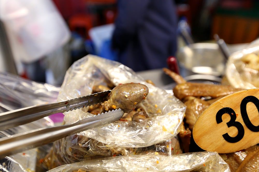 太原夜市必吃 三合院辣脆腸 古早味滷味獨門醬汁也太涮嘴 食材當日現煮現賣新鮮好吃