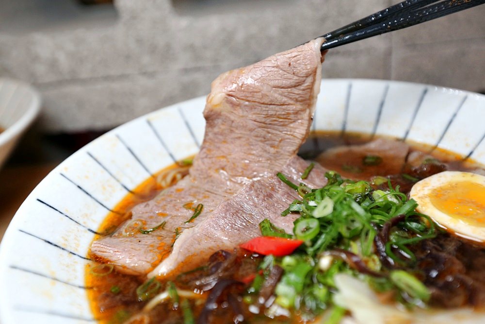 新撰組金典所 在日式小酒館風情裡大口吃地表最強牛肉麵 限量是殘酷的！