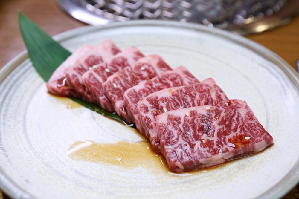 赤坂屋日式燒肉 台灣第一家燒肉店 用碳火烤好肉 嚴選日本和牛 必點厚切牛舌 簑衣無骨牛小排
