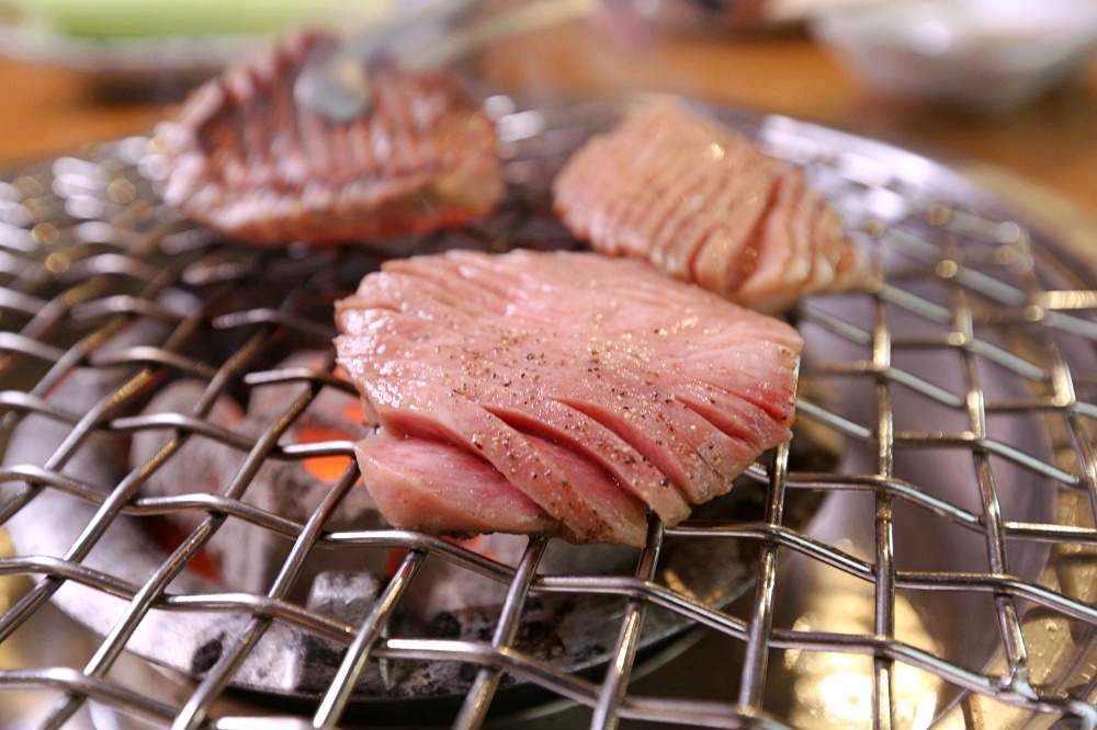 赤坂屋日式燒肉 台灣第一家燒肉店 用碳火烤好肉 嚴選日本和牛 必點厚切牛舌 簑衣無骨牛小排