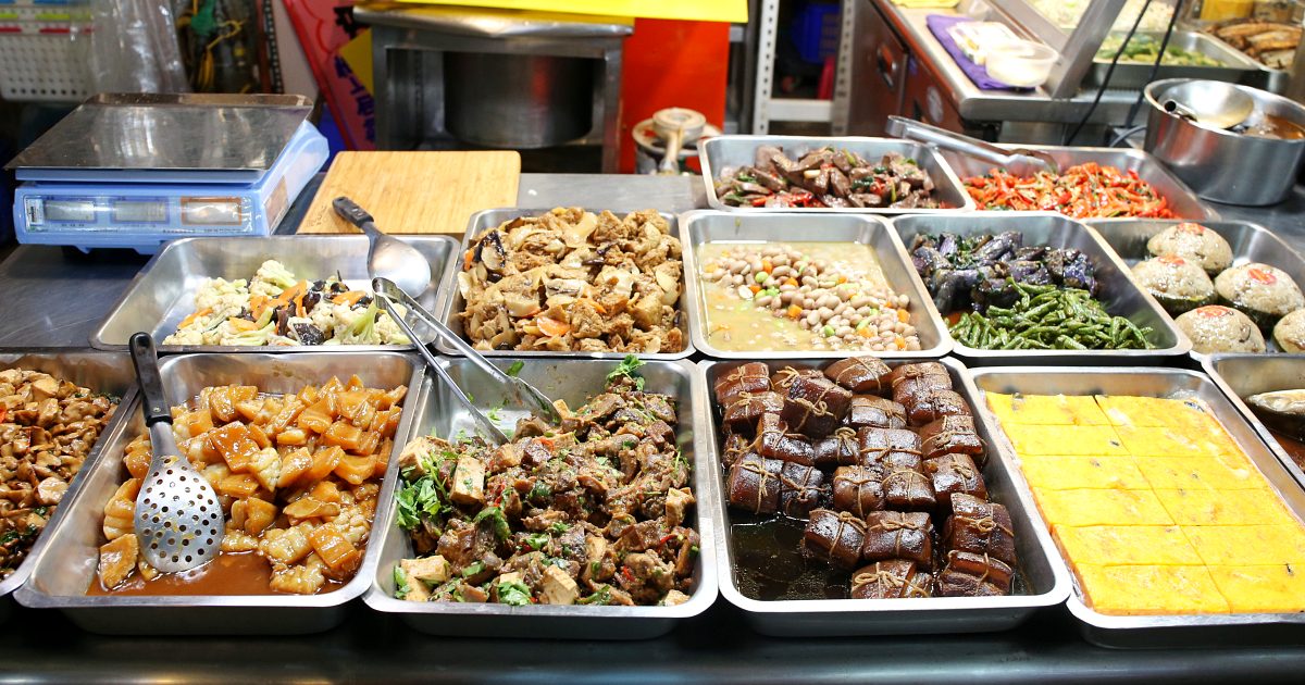 大隆路黃昏市場 大衛廚房熟食新攤進駐 清燉羊肉爐 酸菜白肉鍋 葷素菜色天天變化