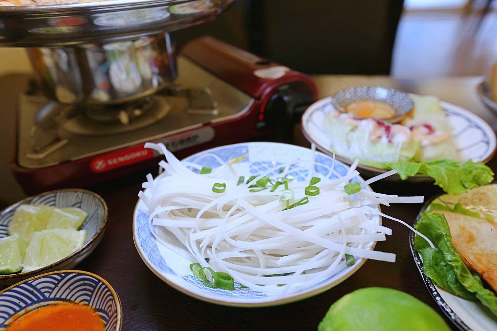 台中大里火鍋推薦 越好吃越南料理 越南火鍋竟然是鐵帽子造型 把食材都推進鍋裡就對了！