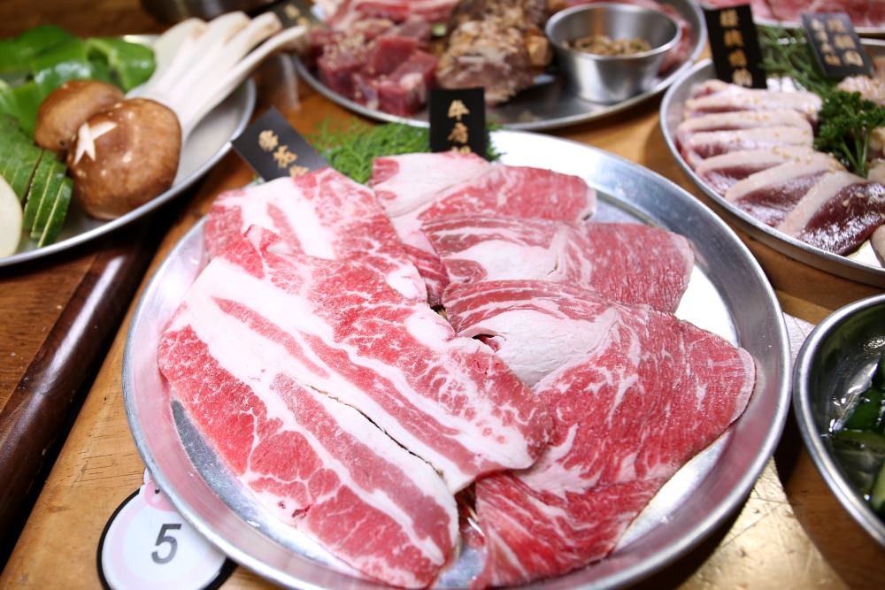 胖肉爺燒肉 在貨櫃工業風裡大口吃肉大杯暢飲更有樂趣 台中平價燒肉店推薦