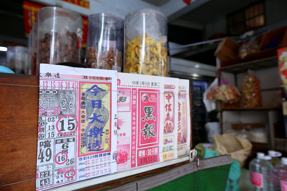 台中柑仔店 隱身熱鬧黎明路超過70年柑仔店 米麵糖都是秤重賣