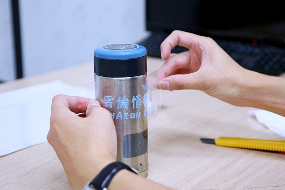 客製化保溫瓶轉印過程-UV直噴機