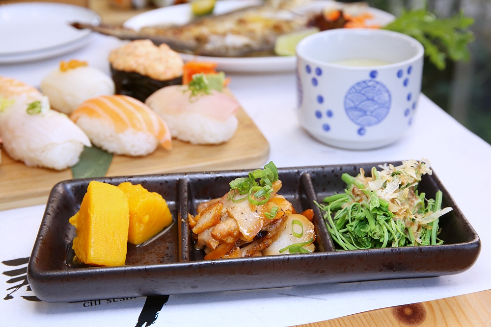 鮨壽司 有小花園的日式料理店 味噌湯和白飯都免費續加 湯料有附蔥花魚肉想吃多少自己加
