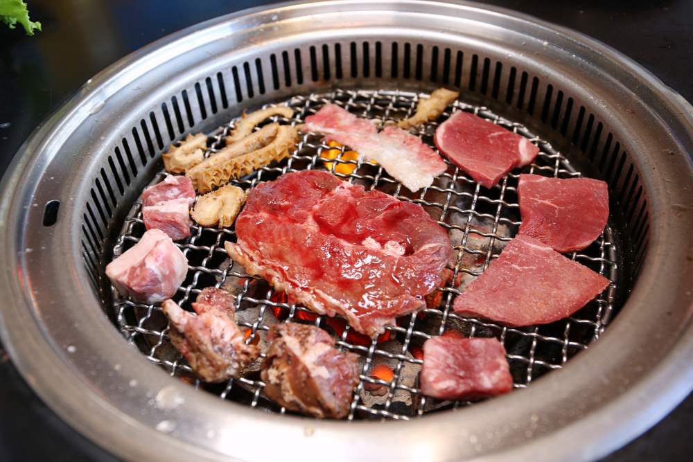 石頭日式炭火燒肉豐原館可以內用啦！火烤二吃超過150種好料 哈根達斯吃到飽 豐原吃到飽餐廳
