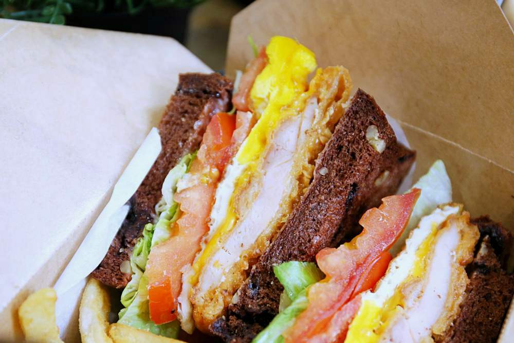 胖子哈利 南洋風早午餐 嗆辣叁峇生吐司三明治餐盒好豐盛 在台中第二市場旁