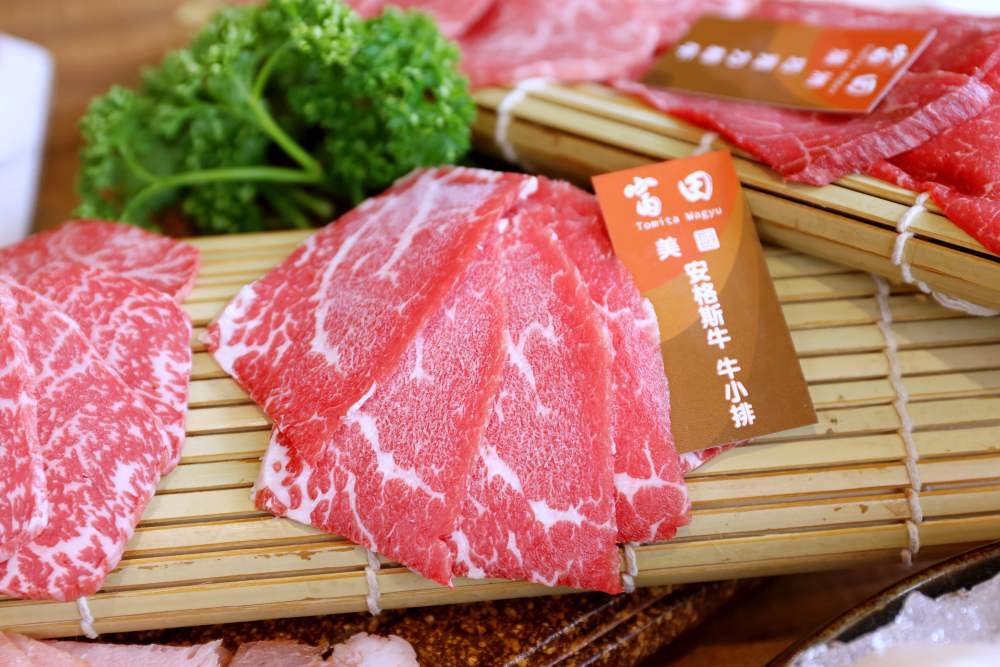 富田燒肉超狂燒肉約會餐廳 和牛燒肉+龍蝦火鍋，滿桌好料超澎湃！