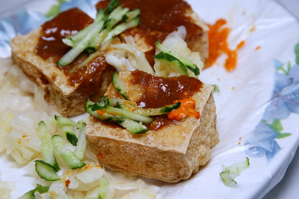 有心臭豆腐 向上市場排隊美食 醬料濃香 有傳統 香酥二種口味