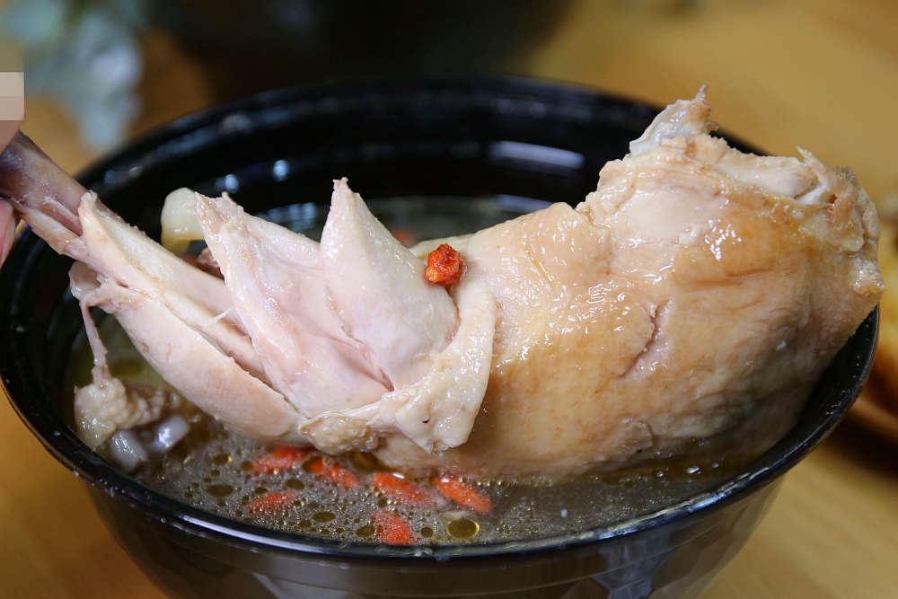 狸長村民食堂精誠店 炸雞煲湯專賣 慢燉雞湯碗碗都有整隻大雞腿 炸雞薄脆有肉汁好涮嘴
