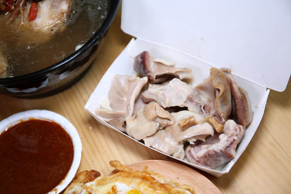 狸長村民食堂精誠店 炸雞煲湯專賣 慢燉雞湯碗碗都有整隻大雞腿 炸雞薄脆有肉汁好涮嘴