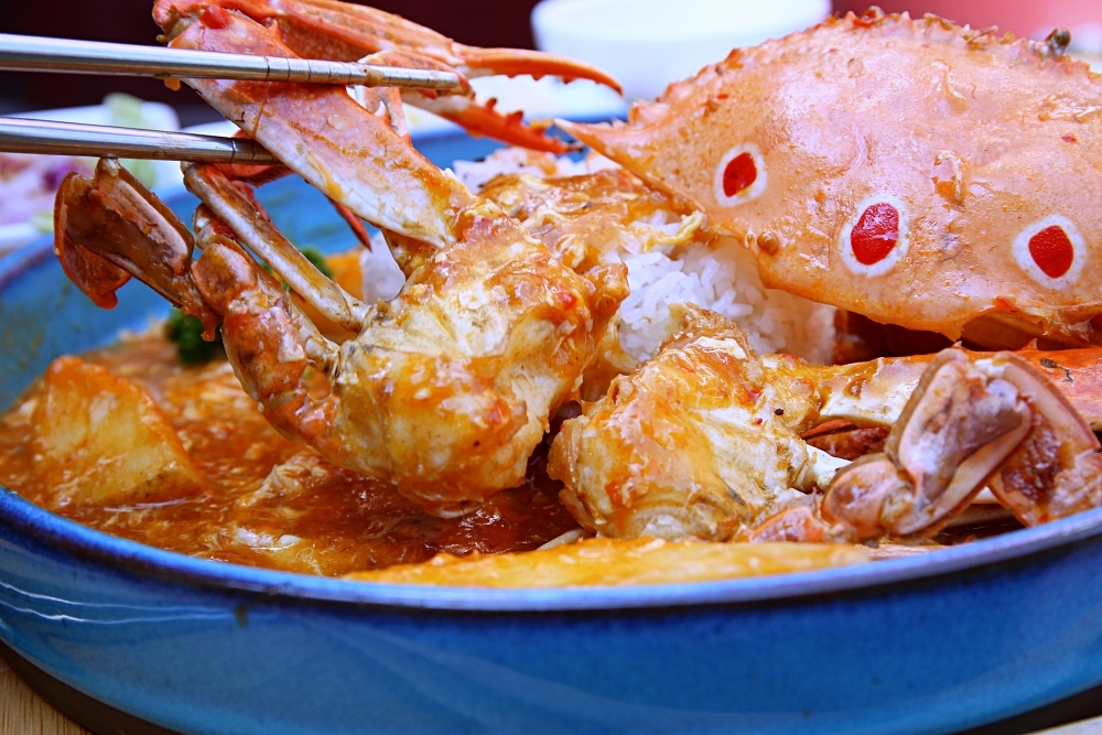 員林異國美食 饗料理 彩色貨櫃屋裡有超過五十種經典南洋料理 辣螃蟹蛋飯才$299就能獨享整隻螃蟹