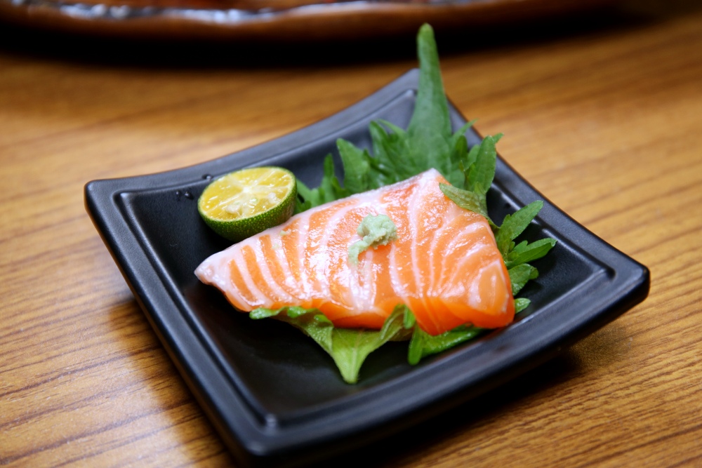 桀壽司 公益路人氣日本料理 雙人套餐有活跳跳波龍、大塊軟嫩肋排 新鮮好吃
