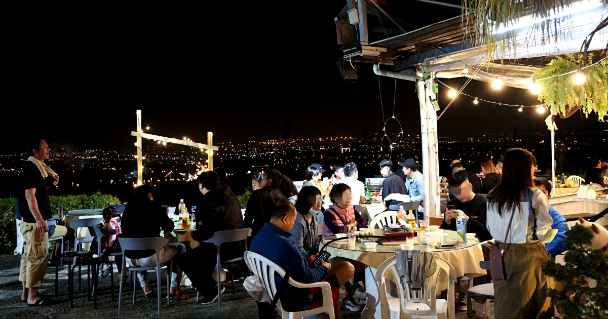 那兩蚵 台中親子夜景餐廳 峇里島風戶外座位，吃熱炒燒烤爽看百萬夜景 ，小朋友免費撈魚氣氛超嗨！