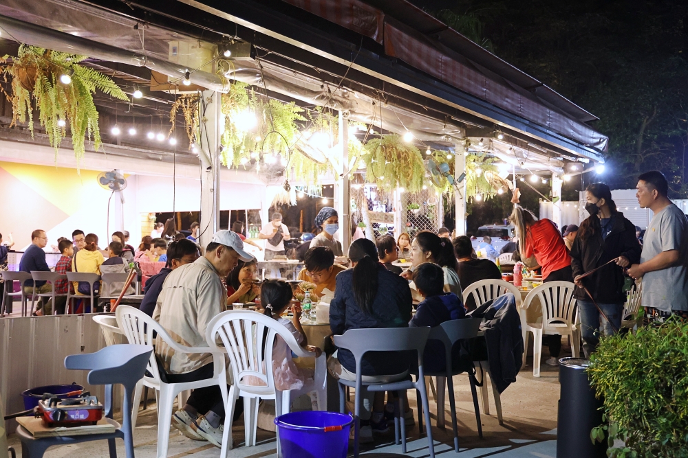 那兩蚵 台中親子夜景餐廳 峇里島風戶外座位，吃熱炒燒烤爽看百萬夜景 ，小朋友免費撈魚氣氛超嗨！