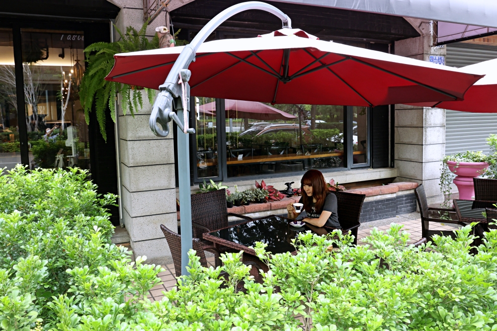 力芽咖啡 | 文心森林公園旁，貓頭鷹與綠植的輕食咖啡廳，還有超大戶外遊戲空間！
