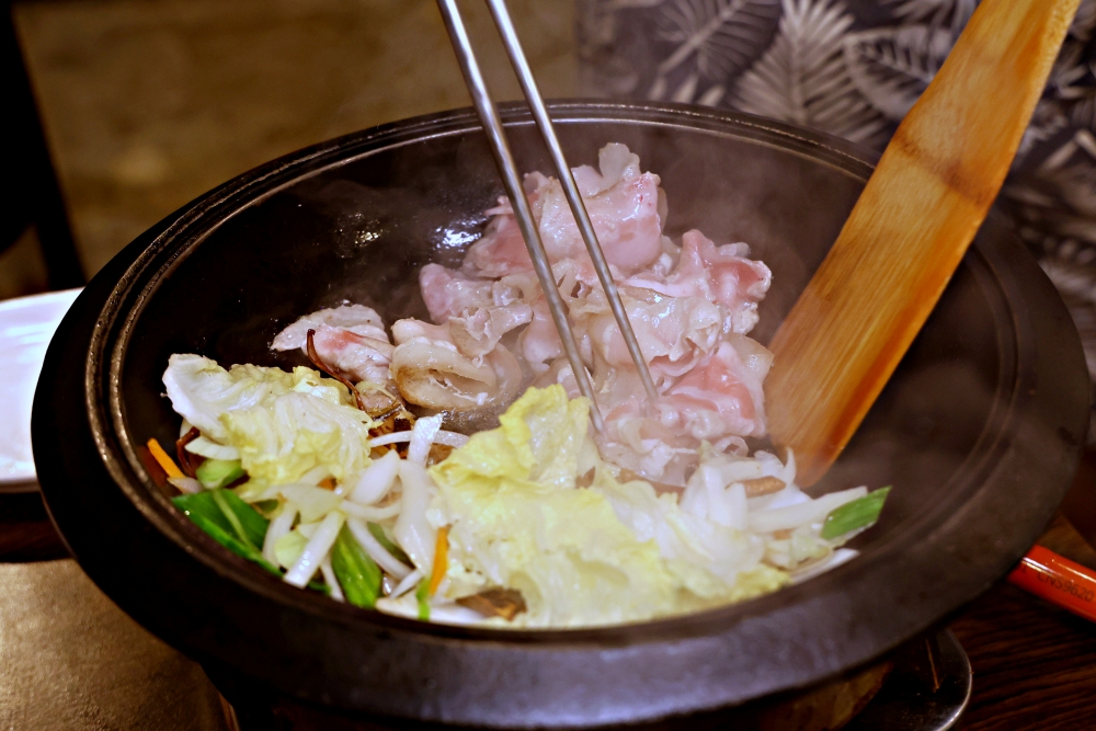食藝石頭火鍋 梅川老店，桌邊麻油爆香的傳統石頭火鍋，滿滿古早味好有氣氛！