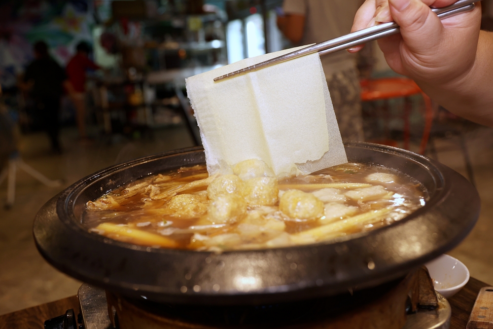 食藝石頭火鍋 梅川老店，桌邊麻油爆香的傳統石頭火鍋，滿滿古早味好有氣氛！