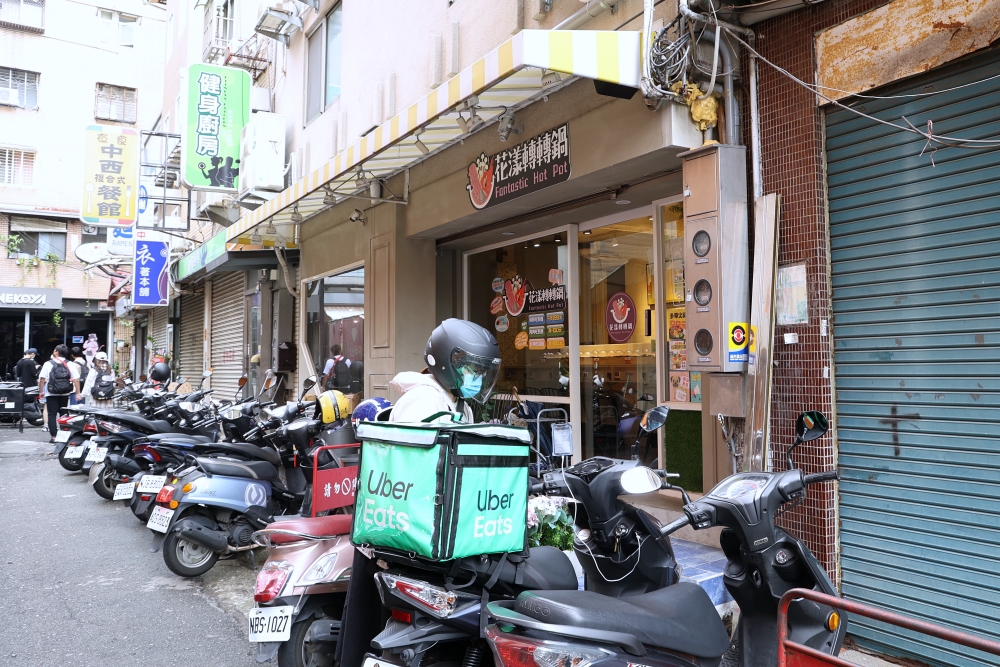 花漾轉轉鍋 | 一中街最親民小火鍋吃到飽，199元起迴轉火鍋、熟食飲料冰淇淋任吃！