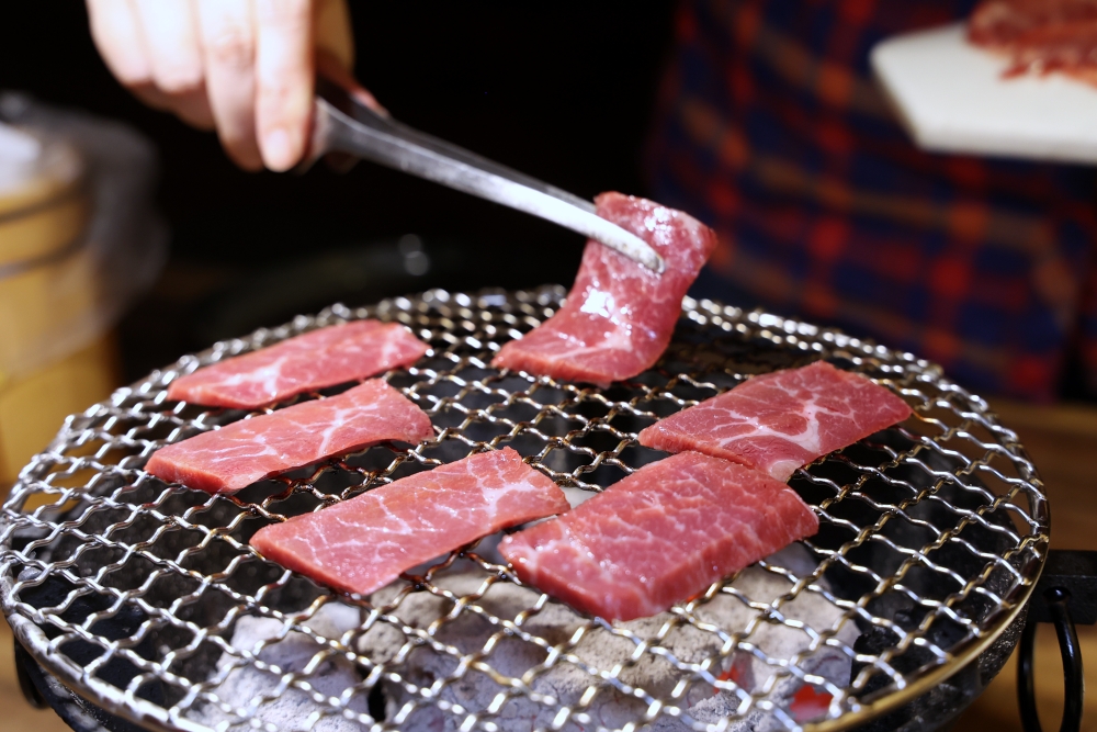富田和牛燒肉 | 燒肉大升級，炭火炙燒肋眼美味爆表，附餐握壽司烤雞肉串還有飲品喝到飽！