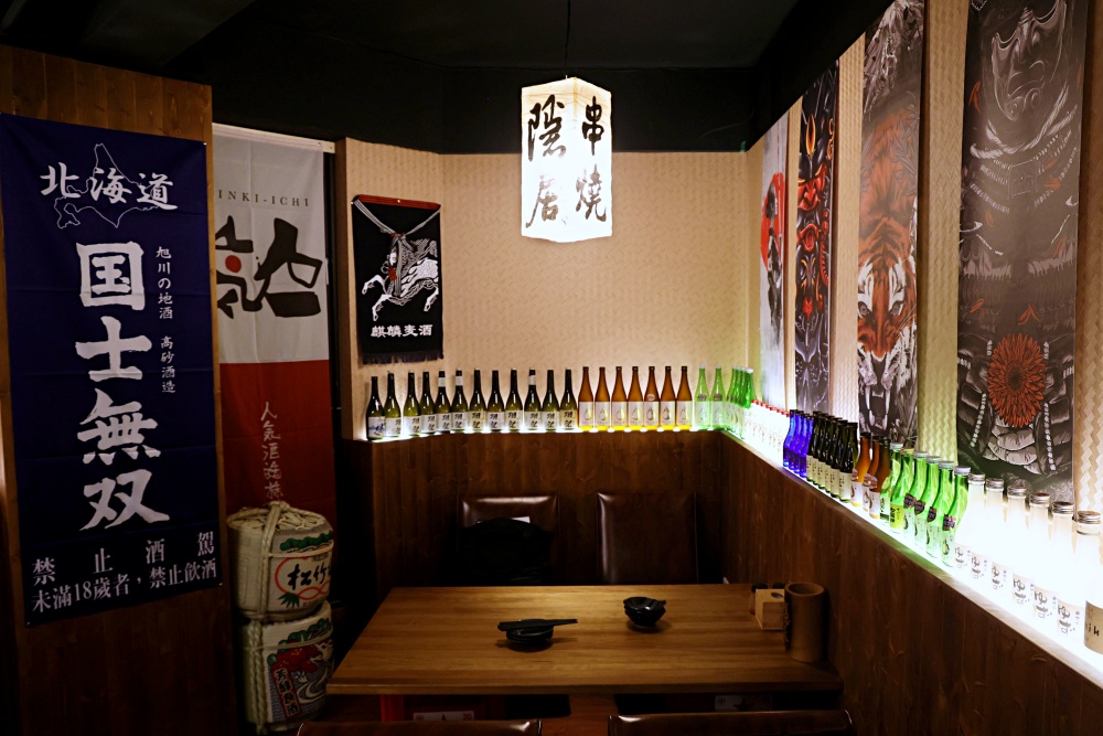 隱居居酒屋台中店 | 巷弄轉角遇見平價日式居酒屋，根本秒飛日本，串燒啤酒是最美深夜食堂！