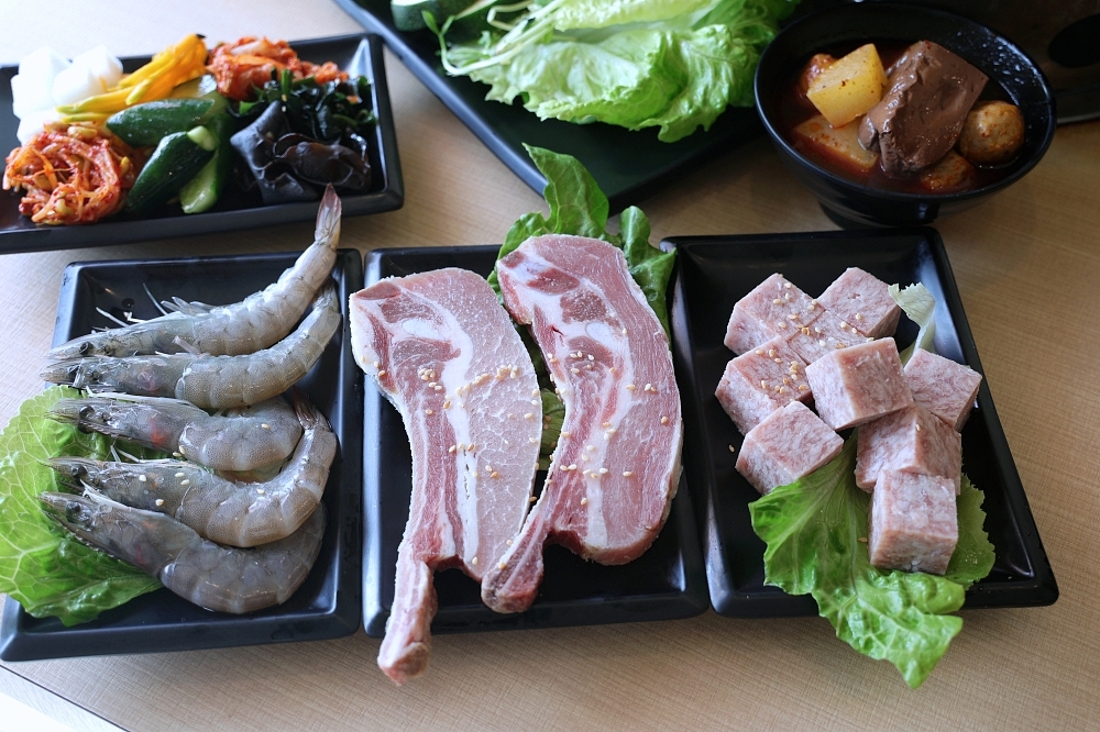 肉鮮生韓式烤肉吃到飽 | 光燒肉海鮮就超過13種，整排韓式炸雞、蔘雞湯、韓式小菜補菜補很快，這樣不用400元，台中烤肉吃到飽推薦！