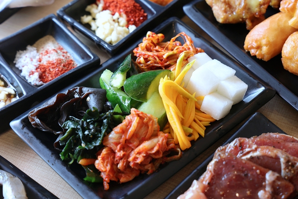 肉鮮生韓式烤肉吃到飽 | 光燒肉海鮮就超過13種，整排韓式炸雞、蔘雞湯、韓式小菜補菜補很快，這樣不用400元，台中烤肉吃到飽推薦！