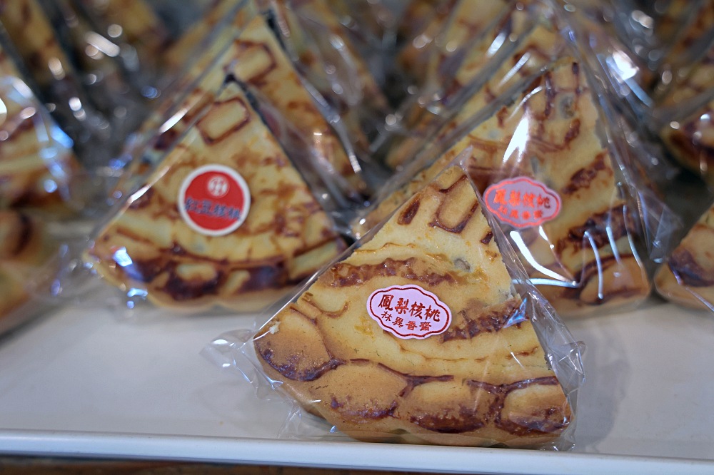 林異香齋 | 梧棲老街百年餅店的人氣牛角麵包，外層酥脆吃的到奶香，鹹蛋糕也很有名，必買梧棲伴手禮！