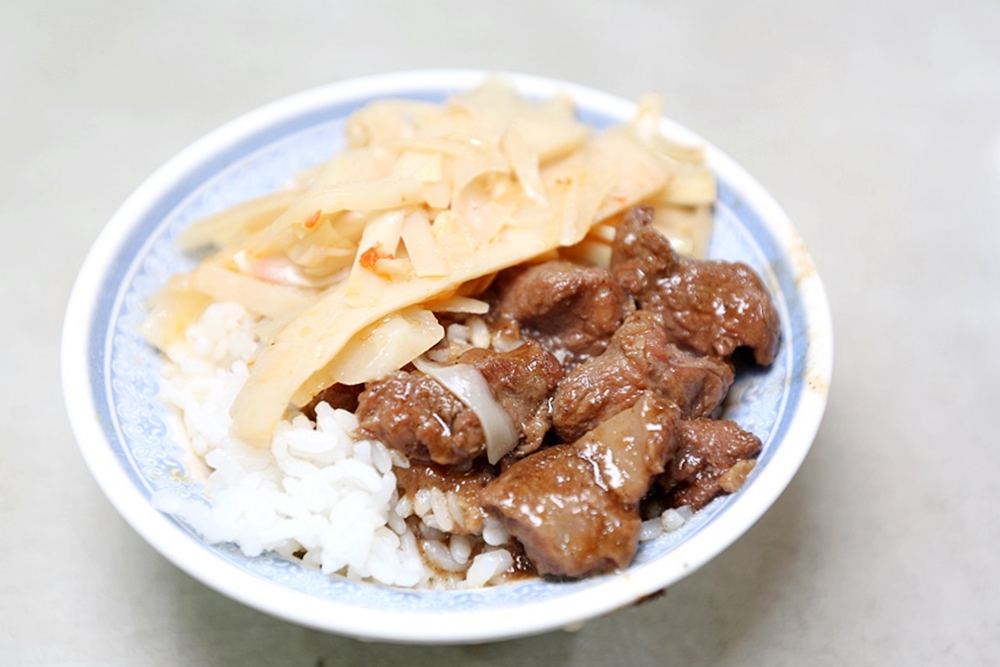 古客蒜肉飯 | 帶著胡椒香的大塊滷肉好開胃，連在地人都愛的廟東夜市小吃推薦！