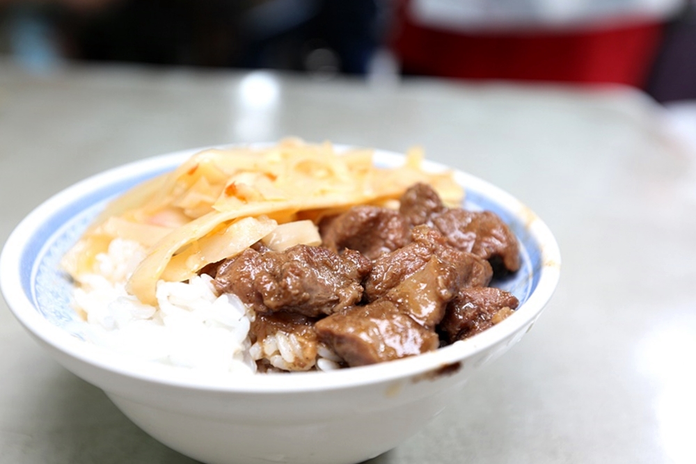 古客蒜肉飯 | 帶著胡椒香的大塊滷肉好開胃，連在地人都愛的廟東夜市小吃推薦！