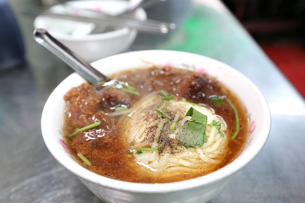 廟東清水排骨麵 | 廟東夜市老字號排骨麵，排骨酥肉多夠味，廟東人氣美食！