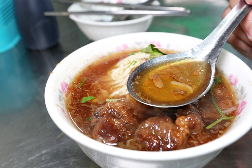 廟東清水排骨麵 | 廟東夜市老字號排骨麵，排骨酥肉多夠味，廟東人氣美食！