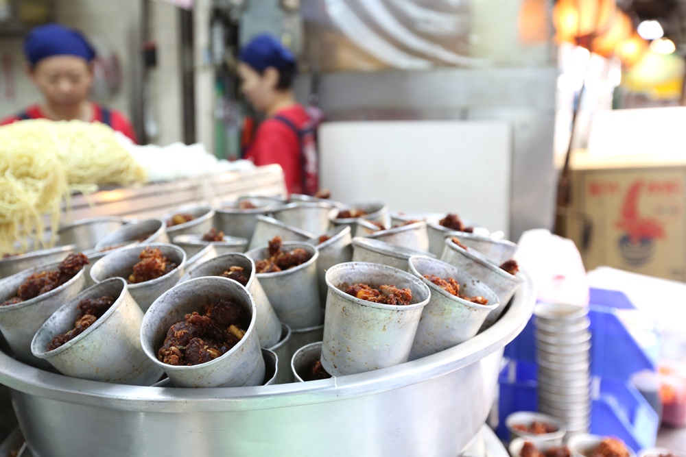 廟東清水排骨麵 | 廟東夜市老字號排骨麵，排骨酥肉多夠味，廟東人氣美食！