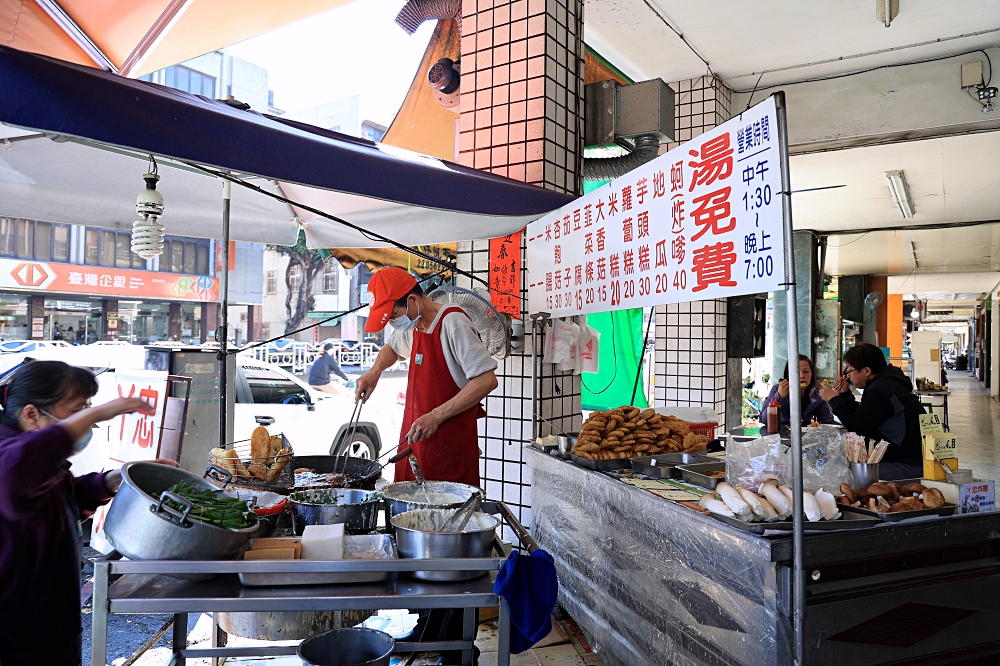 阿忠炸粿 | 北屯市場古早味炸粿攤，炸蚵嗲飽滿薄脆涮嘴，還有免費湯品喝到飽！