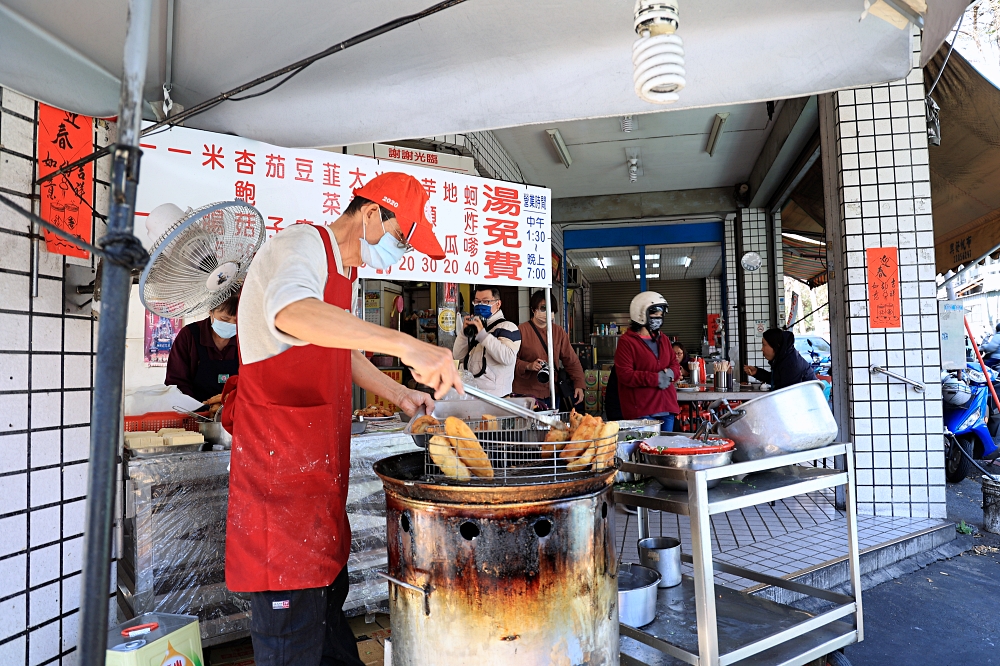 阿忠炸粿 | 北屯市場古早味炸粿攤，炸蚵嗲飽滿薄脆涮嘴，還有免費湯品喝到飽！