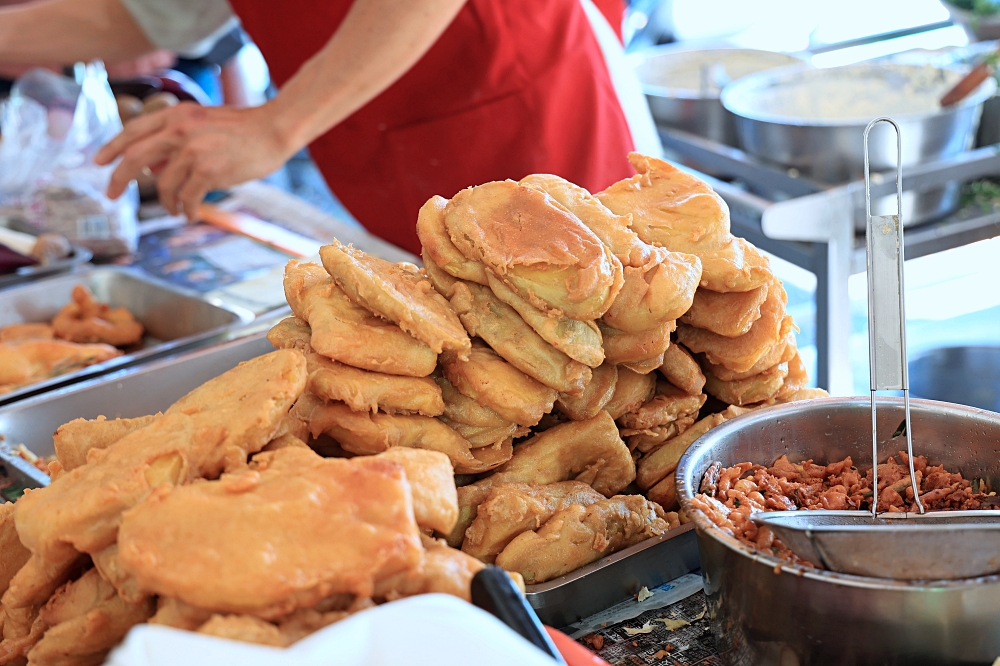 阿忠炸粿 | 北屯市場古早味炸粿攤，炸蚵嗲飽滿薄脆涮嘴，還有免費湯品喝到飽！
