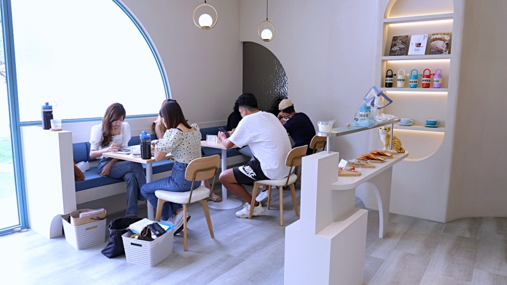 Uni cafe 與你咖啡 | 質感爆棚地中海風純白庭園咖啡館，咖啡甜點譜出悠閒時光，台中咖啡廳推薦！