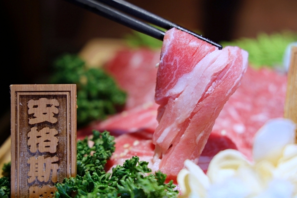 山鯨燒肉西屯店 | 浮誇和牛寶箱、免費和服體驗，還有日本鳥居造景，台中燒肉推薦！