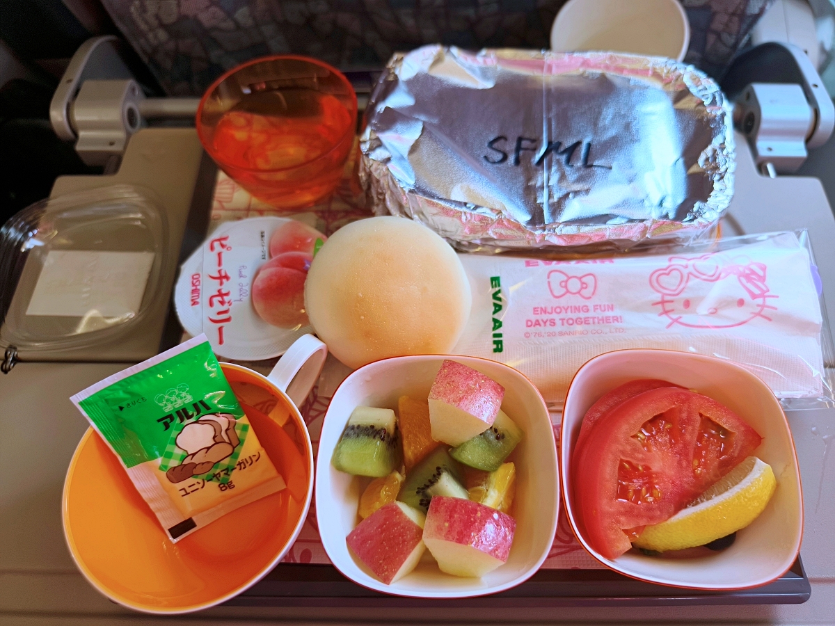 長榮航空Hello Kitty彩繪機開箱，餐具和兒童餐簡直萌翻啦！