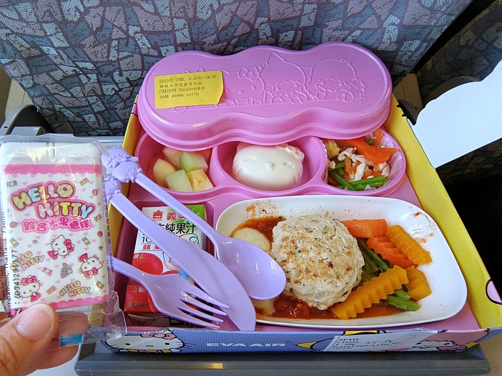 長榮航空Hello Kitty彩繪機開箱，餐具和兒童餐簡直萌翻啦！